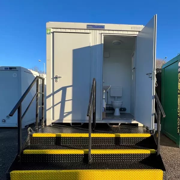 Toilettencontainer 8ft – 2,44 m, hellgrau (750 kg)