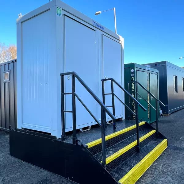 Toilettencontainer 8ft – hellgrau (750 kg)