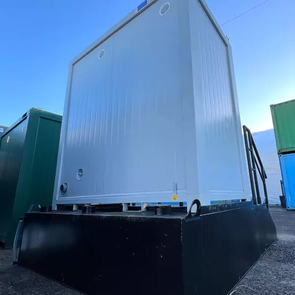 Toilettencontainer 8ft – hellgrau (750 kg)