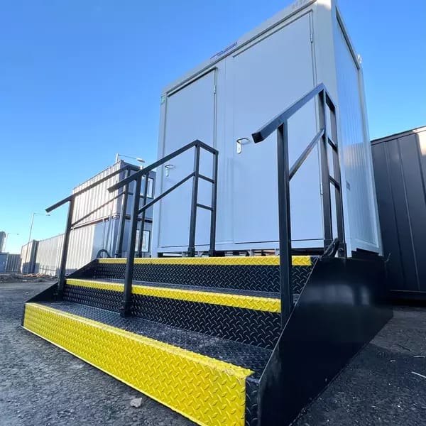 Toilettencontainer 8ft – hellgrau (750 kg)